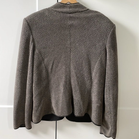 Giorgio Armani Women’s jacket in good condition - Picture 2 of 6